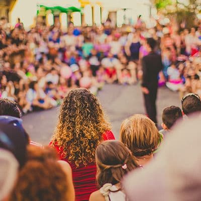 4 Tips Biar Kamu Bisa Di-Notice Bias Pas Konser dan Fanmeeting